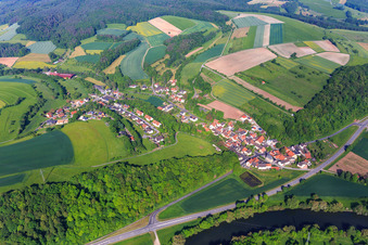 Photographie aérienne de Vue du village sur les rives du Main depuis l'est à le quartier Dippach in Eltmann dans le département Bavière, Allemagne