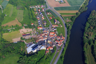 Vue aérienne de Berges du Main depuis le sud-est avec Eschenbacher Privatbrauerei GmbH Haus Wagner à le quartier Eschenbach in Eltmann dans le département Bavière, Allemagne