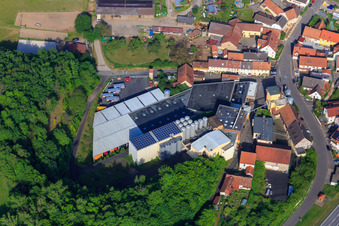 Photographie aérienne de Berges du Main depuis le sud-est avec Eschenbacher Privatbrauerei GmbH Haus Wagner à le quartier Eschenbach in Eltmann dans le département Bavière, Allemagne