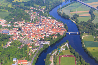 Vue aérienne de Vue du village sur les rives du Main depuis l'est avec le pont principal pour la B26 et le Yacht Club Eltmann eV à Eltmann dans le département Bavière, Allemagne