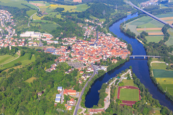 Vue aérienne de Vue du village sur les rives du Main depuis l'est avec le pont principal pour la B26 et le Yacht Club Eltmann eV à Eltmann dans le département Bavière, Allemagne