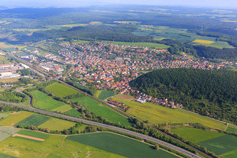 Vue aérienne de Vue du village au-delà de l'A70 depuis le sud-est à le quartier Gleisenau in Ebelsbach dans le département Bavière, Allemagne