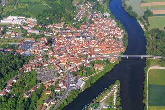 Vue aérienne de Vue du village sur les rives du Main depuis l'est avec le pont principal pour la B26 à Eltmann dans le département Bavière, Allemagne