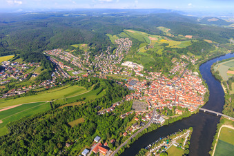 Vue aérienne de Vue d'ensemble du village sur les rives du Main depuis le nord-est avec le pont principal pour la B26 et le Yacht Club Eltmann eV à Eltmann dans le département Bavière, Allemagne