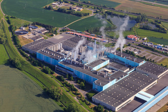 Vue aérienne de Zone industrielle Eltmann entre l'A70 et la B26 avec l'usine de papier Palm GmbH & Co. | Plant Eltmann et Schwarzmüller Deutschland GmbH à le quartier Limbach in Eltmann dans le département Bavière, Allemagne