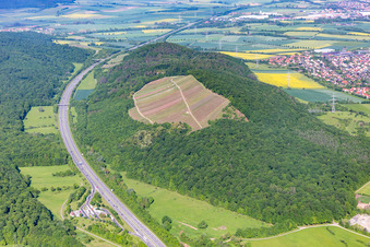 Vue aérienne de L'A70 contourne Hermannsberg à Sand am Main dans le département Bavière, Allemagne