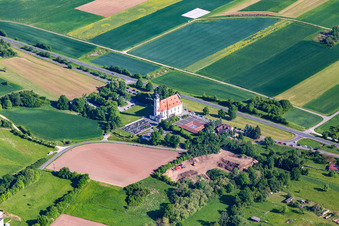 Vue aérienne de Église de pèlerinage à le quartier Limbach in Eltmann dans le département Bavière, Allemagne