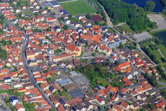 Vue aérienne de Centre du village avec l'église Saint-Nicolas Sand am Main et les serres de Blumen Zösch à Sand am Main dans le département Bavière, Allemagne
