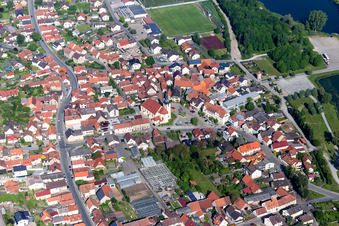 Vue aérienne de Bâtiment d'église au centre du village à Sand am Main dans le département Bavière, Allemagne