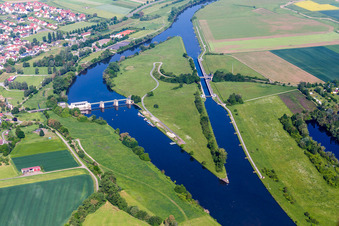 Vue aérienne de Île sur les rives de la rivière Main à Knetzgau dans le département Bavière, Allemagne