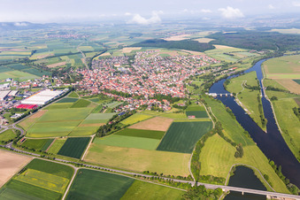 Vue aérienne de Les rives du Main à Knetzgau dans le département Bavière, Allemagne