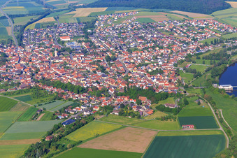 Vue aérienne de Vue de la ville au sud du Main depuis l'est avec l'école Dreiberg Knetzgau et le centre pour personnes âgées AWO Knetzgau à Knetzgau dans le département Bavière, Allemagne