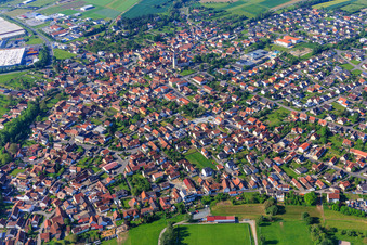 Vue aérienne de Vue de la ville au sud du Main depuis le nord avec l'école Dreiberg Knetzgau et le centre pour personnes âgées AWO Knetzgau et l'église de la communauté paroissiale Knetzgau à Knetzgau dans le département Bavière, Allemagne