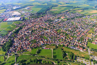 Vue aérienne de Vue d'ensemble de la ville au sud du Main depuis le nord avec l'école Dreiberg Knetzgau et le centre pour personnes âgées AWO Knetzgau et l'église de la communauté paroissiale Knetzgau à Knetzgau dans le département Bavière, Allemagne