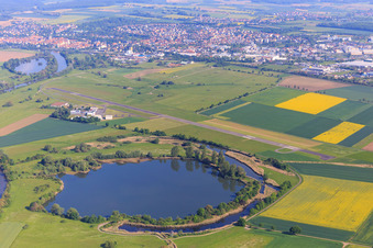 Vue aérienne de Réserve naturelle du Sichelsee avec tour d'observation des oiseaux du Sichelsee sur la piste de l'aérodrome commercial Haßfurt-Haßberge GmbH à le quartier Augsfeld in Haßfurt dans le département Bavière, Allemagne