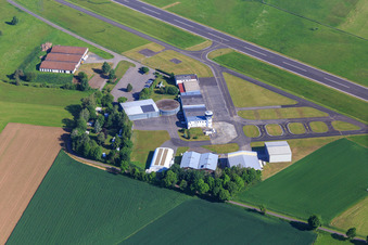 Vue aérienne de Tour et hangar de l'aérodrome commercial Haßfurt-Haßberge GmbH à le quartier Kleinaugsfeld in Haßfurt dans le département Bavière, Allemagne