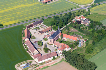 Vue aérienne de Saint Jean-Baptiste Mariaburghausen à le quartier Mariaburghausen in Haßfurt dans le département Bavière, Allemagne