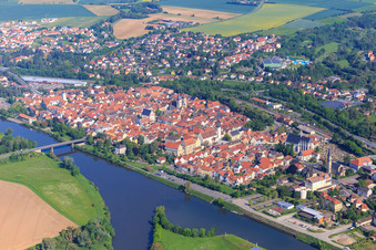 Vue aérienne de Vieille ville au bord du Main à Haßfurt dans le département Bavière, Allemagne