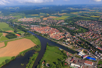 Vue aérienne de Vue d'ensemble de la ville depuis le sud-est avec la zone commerciale du Hafen à Haßfurt dans le département Bavière, Allemagne