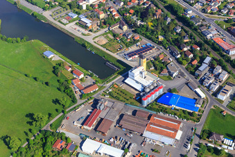 Vue aérienne de Zone industrielle portuaire avec XXL-Automotive GmbH & Co. KG, BayWa AG Matériaux de construction Haßfurt et Autorité des voies navigables et de la navigation Main - District extérieur Haßfurt à Haßfurt dans le département Bavière, Allemagne