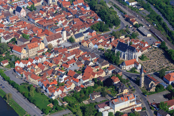 Vue aérienne de Haut faubourg avec mairie, mairie Haßfurt, chapelle des chevaliers au cimetière et chapelle de l'hôpital Saint-Esprit à Haßfurt dans le département Bavière, Allemagne