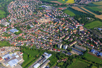 Vue aérienne de Vue de la ville depuis le sud-est avec l'école primaire Haßfurt (Am Dürerweg), Albrecht-Dürer-Mittelschule Haßfurt et Heinrich-Thein-Schule – Centre scolaire professionnel national Haßberge à Haßfurt dans le département Bavière, Allemagne