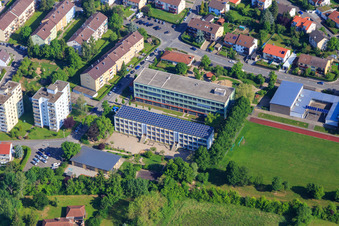 Vue aérienne de École primaire Haßfurt (Am Dürerweg) et collège Albrecht Dürer Haßfurt à Haßfurt dans le département Bavière, Allemagne
