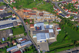 Vue aérienne de Zone industrielle Industriestraße avec Rose and Ann GmbH et la Croix-Rouge bavaroise : association du district de Haßberge à Haßfurt dans le département Bavière, Allemagne