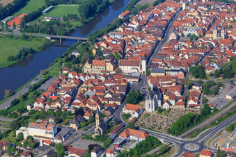 Vue aérienne de Haut faubourg et rue principale avec la mairie, la mairie Haßfurt, la chapelle des chevaliers au cimetière et la chapelle de l'hôpital Saint-Esprit à Haßfurt dans le département Bavière, Allemagne