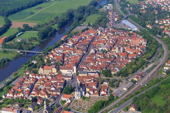 Vue aérienne de Haut faubourg et rue principale avec la mairie, la mairie Haßfurt, la chapelle des chevaliers au cimetière et la chapelle de l'hôpital Saint-Esprit à Haßfurt dans le département Bavière, Allemagne
