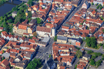 Vue aérienne de Haut faubourg avec mairie, mairie Haßfurt à Haßfurt dans le département Bavière, Allemagne