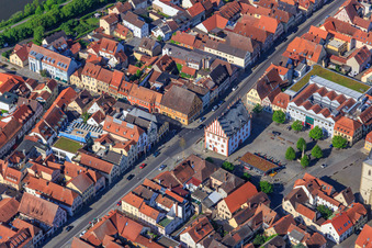 Vue aérienne de Brückenstraße et l'ancien hôtel de ville Haßfurt sur la place du marché avec la fontaine du marché à Haßfurt dans le département Bavière, Allemagne