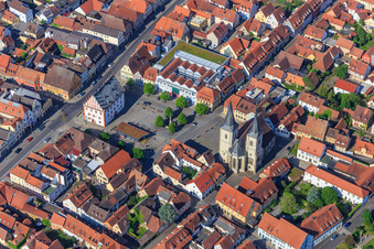 Vue aérienne de Église paroissiale de Saint-Kilian et ancien hôtel de ville Haßfurt sur la place du marché avec fontaine du marché à Haßfurt dans le département Bavière, Allemagne