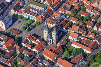Vue aérienne de Église paroissiale de Saint-Kilian sur la place du marché avec fontaine du marché à Haßfurt dans le département Bavière, Allemagne