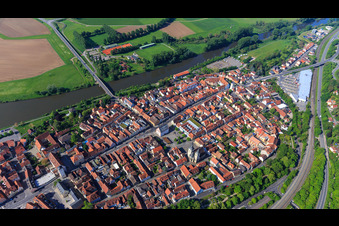 Vue aérienne de Vue d'ensemble de la vieille ville sur les rives du Main depuis le nord à Haßfurt dans le département Bavière, Allemagne