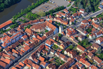Vue aérienne de Tour inférieure (porte Würzburger) au bout de la Hauptstr à Haßfurt dans le département Bavière, Allemagne