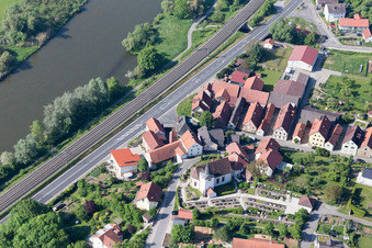 Vue aérienne de Cimetière et église de Mainblick à le quartier Wülflingen in Haßfurt dans le département Bavière, Allemagne