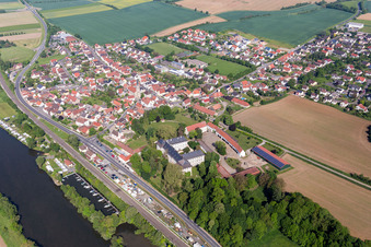 Vue aérienne de Les rives du Main en Obertheres à le quartier Obertheres in Theres dans le département Bavière, Allemagne