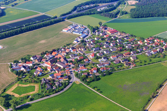 Vue aérienne de Vue du village sur l'A70 depuis le nord à le quartier Horhausen in Theres dans le département Bavière, Allemagne