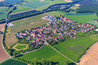 Vue aérienne de Vue du village sur l'A70 depuis le nord à le quartier Horhausen in Theres dans le département Bavière, Allemagne