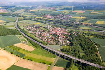 Vue aérienne de Entre Main et A70 à le quartier Untereuerheim in Grettstadt dans le département Bavière, Allemagne