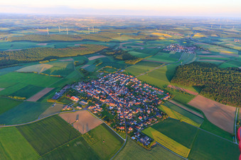Vue aérienne de Village - vue du nord-ouest à Wasserlosen dans le département Bavière, Allemagne