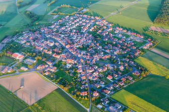 Vue aérienne de Champs agricoles et terres agricoles à Wasserlosen dans le département Bavière, Allemagne