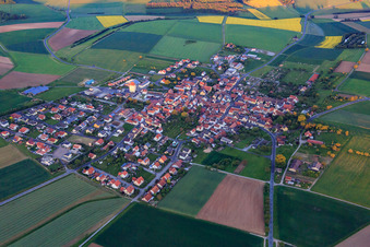 Vue aérienne de Village - vue du nord-ouest à le quartier Greßthal in Wasserlosen dans le département Bavière, Allemagne
