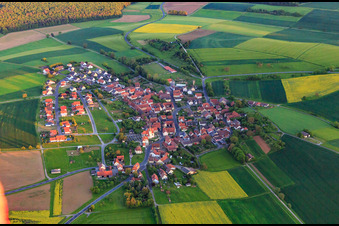 Vue aérienne de Village - vue du nord avec l'église Saint-Cyriaque à le quartier Schwemmelsbach in Wasserlosen dans le département Bavière, Allemagne