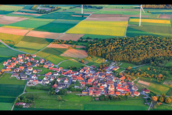 Vue aérienne de Village - vue du nord à le quartier Kaisten in Wasserlosen dans le département Bavière, Allemagne