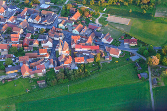 Vue aérienne de Bordure du village avec l'église Saint-Guy vue du nord à le quartier Kaisten in Wasserlosen dans le département Bavière, Allemagne