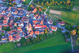 Vue aérienne de Bordure du village avec l'église Saint-Guy vue du nord à le quartier Kaisten in Wasserlosen dans le département Bavière, Allemagne