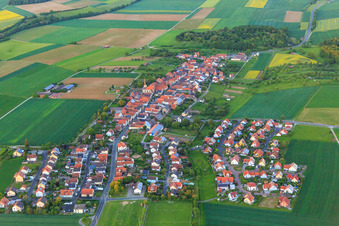 Vue aérienne de Village - vue de l'ouest à le quartier Egenhausen in Werneck dans le département Bavière, Allemagne
