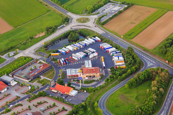 Vue aérienne de Euro Rastpark Werneck à la jonction Werneck de l'A70 avec l'hôtel Autohof Werneck et le poste de police de la circulation de Schweinfurt-Werneck à le quartier Schnackenwerth in Werneck dans le département Bavière, Allemagne